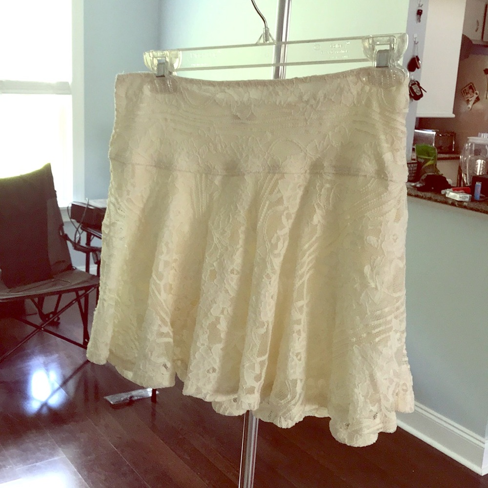 Flowery lace ivory skirt